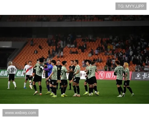 中国足球新帅上任首战大胜,球员表现亮眼引发球迷热议 中国足球新帅上任首战大胜,球员表现亮眼引发球迷热议