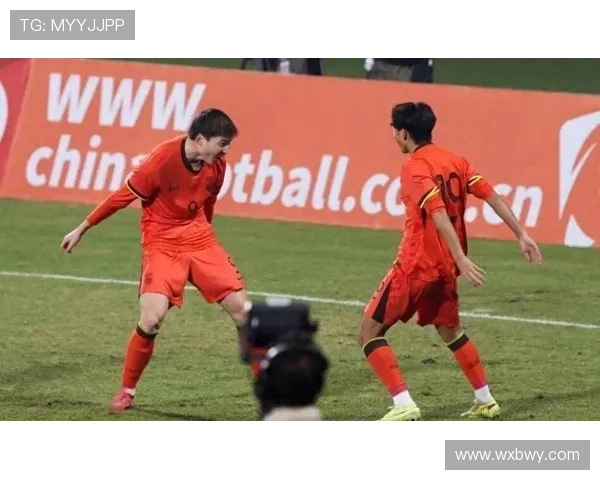 国家队备战关键战役新帅调整阵容引发球迷热议亚洲杯前景备受关注 国家队备战关键战役新帅调整阵容引发球迷热议亚洲杯前景备受关注